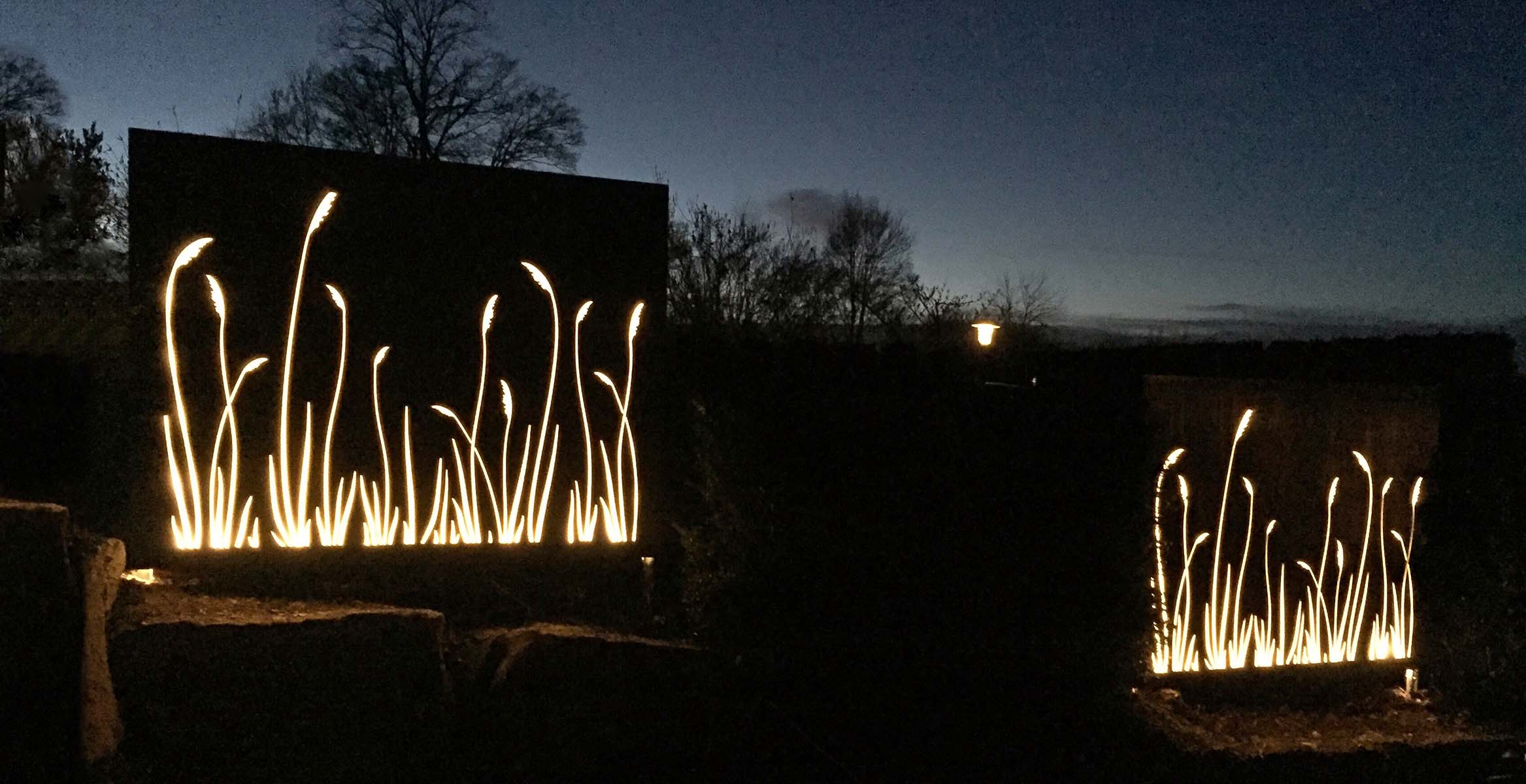 MURO Sichtschutzwand aus Cortenstahl mit Acrylglas und hinterleuchtet