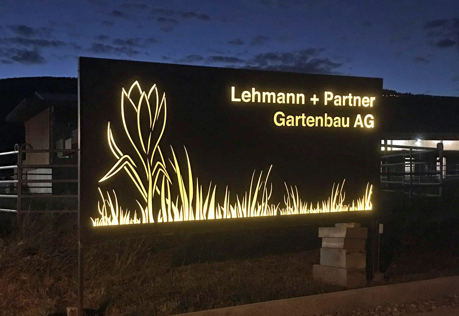 MURO Logowand aus Cortenstahl mit Acrylglas und hinterleuchtet
