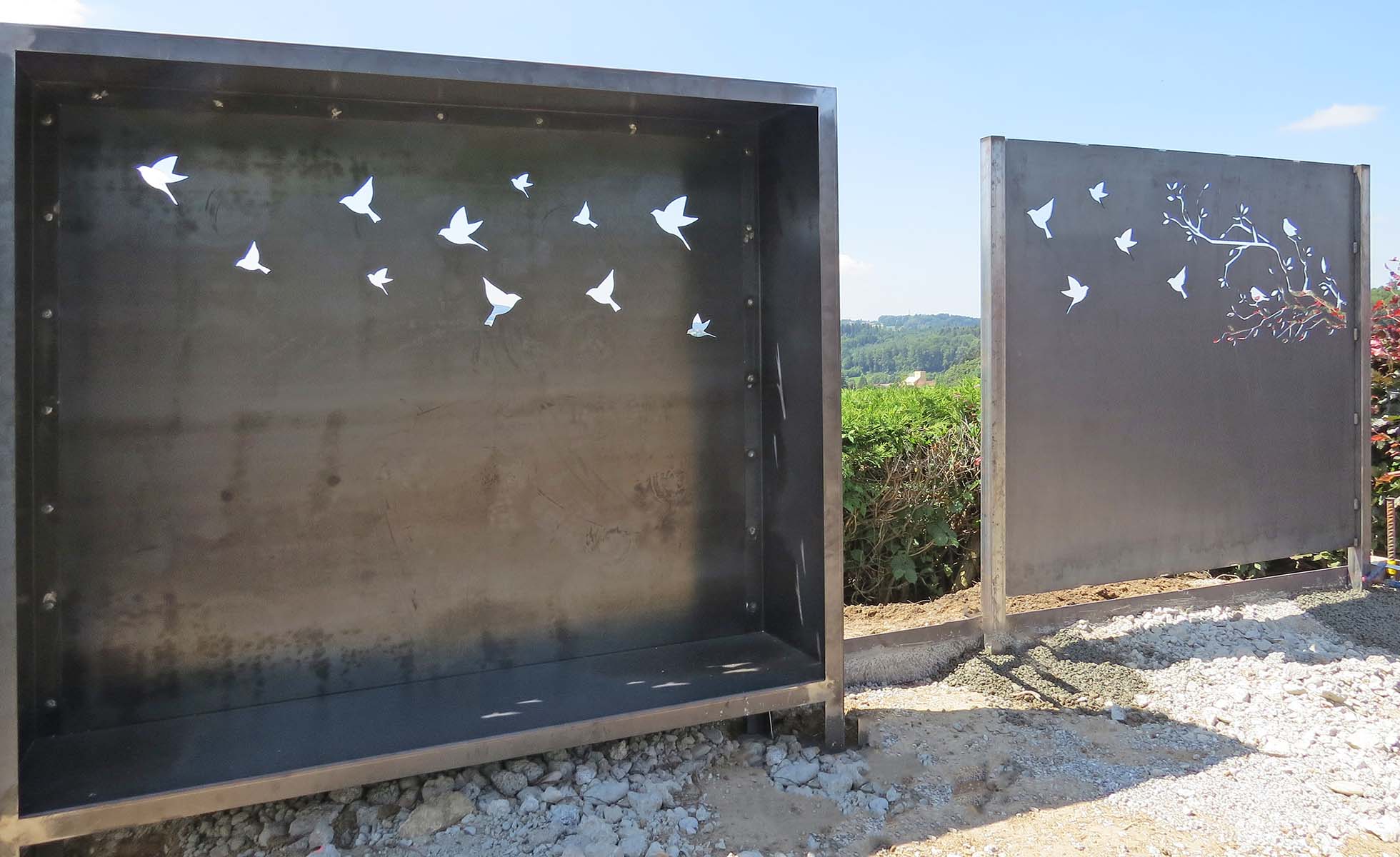 CAMPO Holzlager aus 3 mm Corten mit verlängerten Füssen zum Einbetonieren
