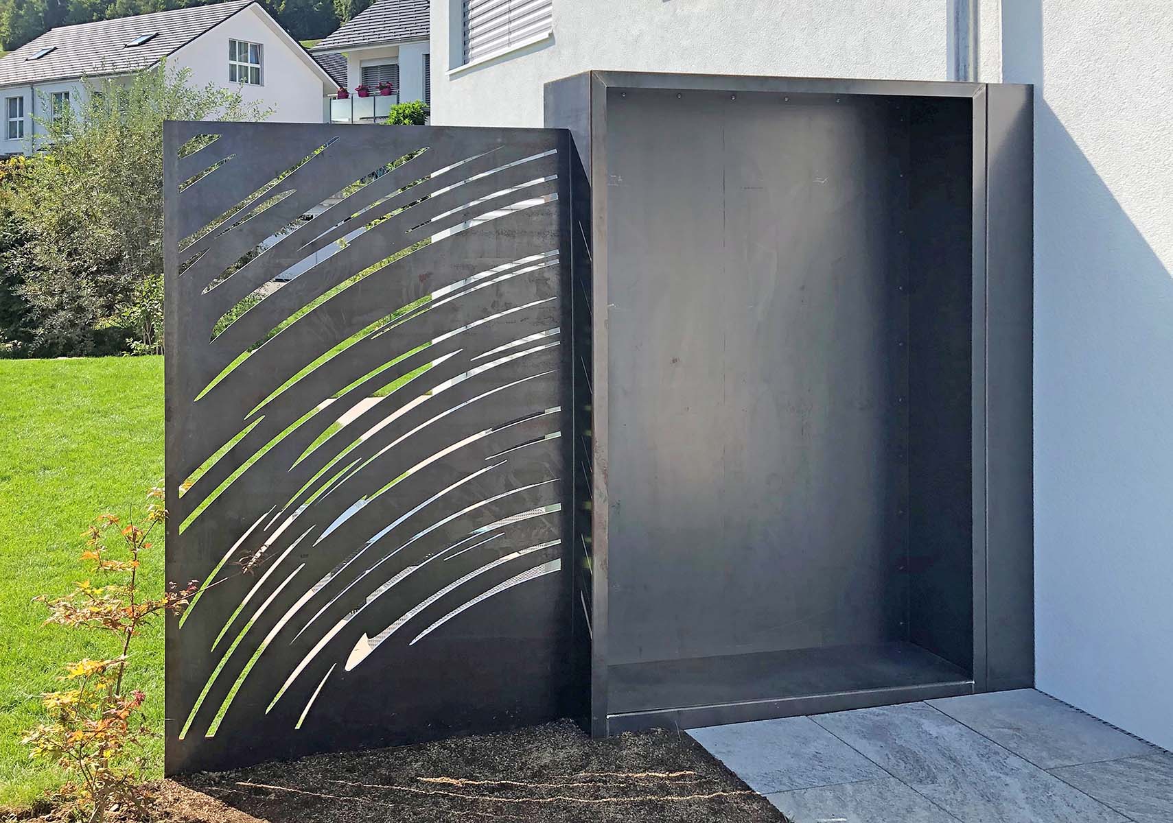 CAMPO Holzlager aus 3mm Corten und MURO Sichtschutzwand aus 8mm Corten
