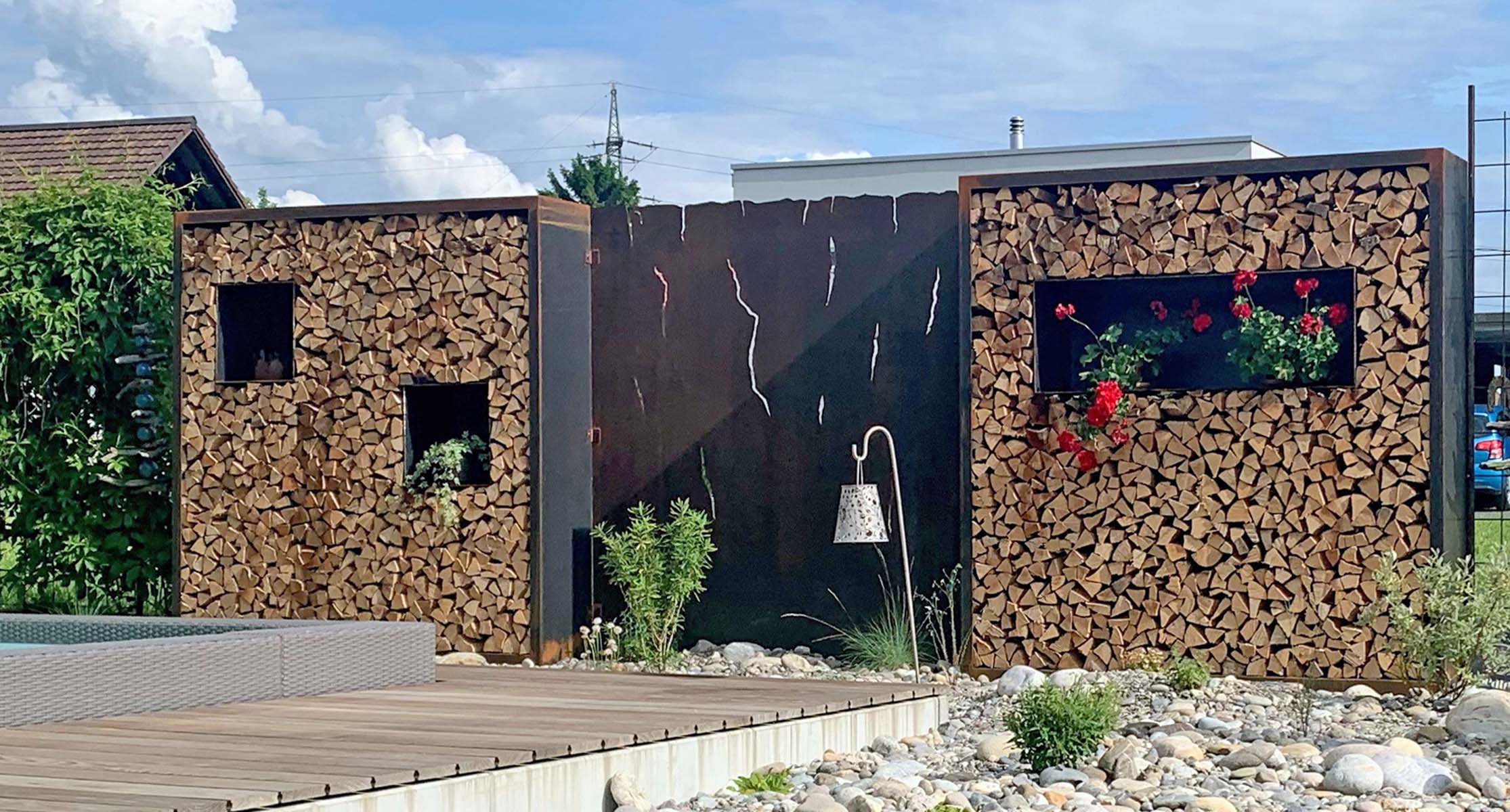 CAMPO Holzlager aus 3mm Corten und MURO Sichtschutzwand aus 5mm Corten