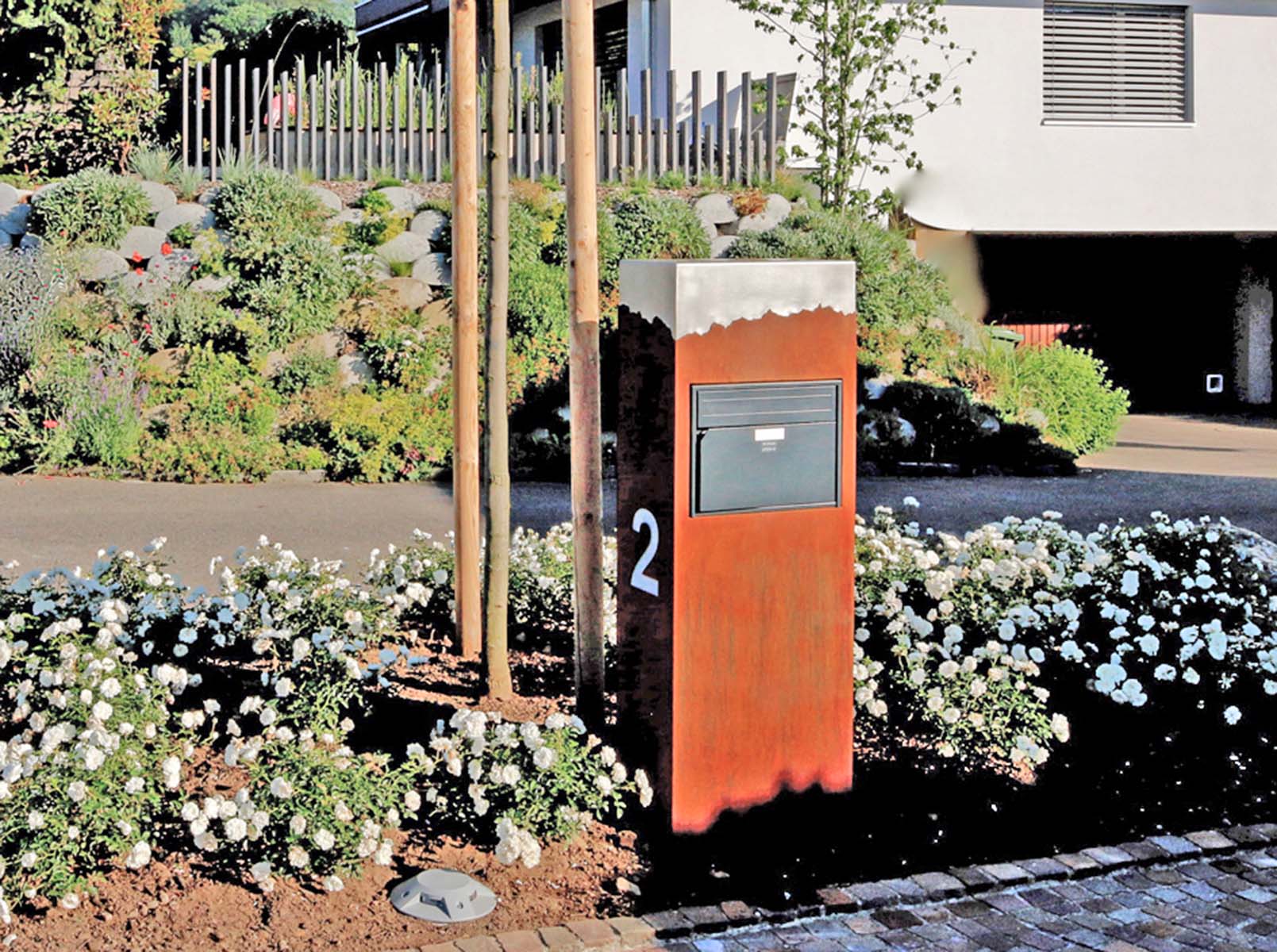 POSTO "Mountain" aus 2mm Corten- und Edelstahl von innen beleuchtet