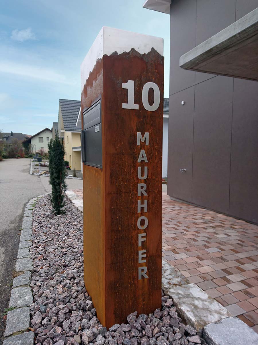 POSTO "Mountain" aus 2 mm Corten- und Edelstahl