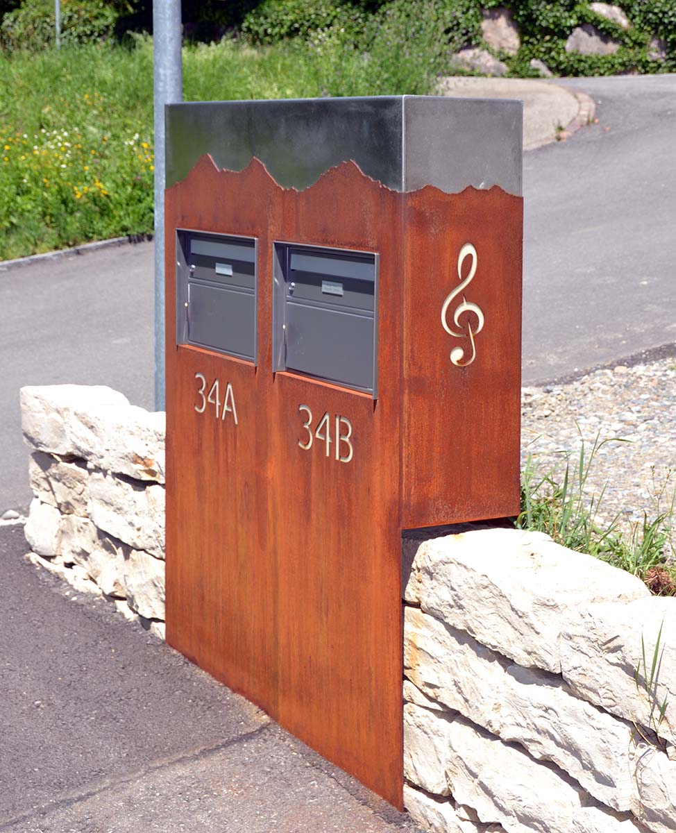 POSTO "Mountain" aus 2 mm Corten- und Edelstahl von innen beleuchtet