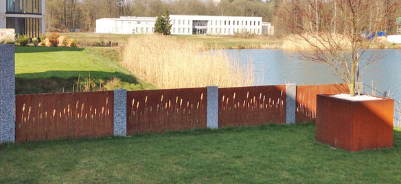 Zaun aus 2mm Cortenstahlblechen und Natursteinstelen