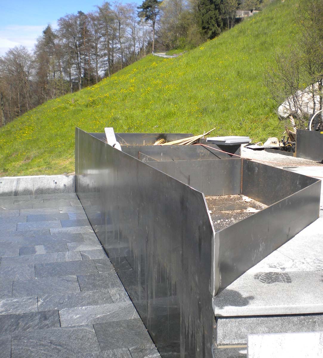 PLANTO aus 8mm Cortenstahl roh vor Ort fix verschweisst