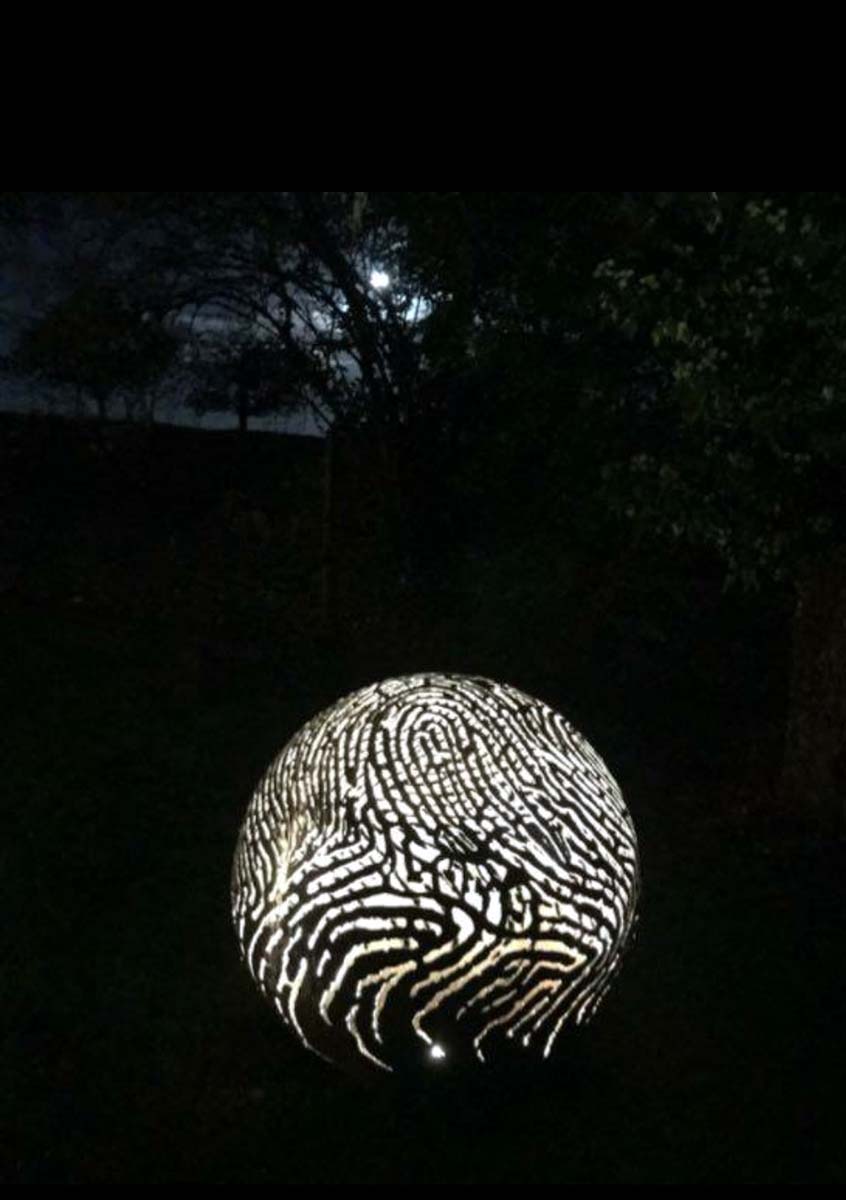 RONDO Motivkugel aus Stahl auf Gartenlampe gestellt