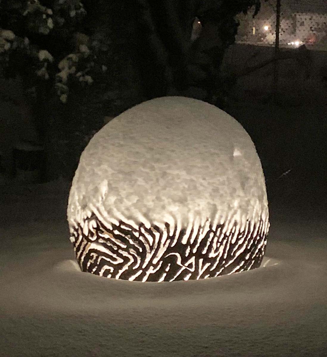 RONDO Motivkugel aus Stahl auf Gartenlampe gestellt