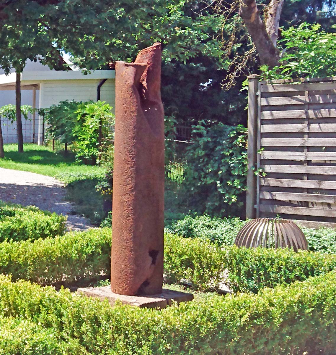 MONOLITO Skulptur aus altem Wasserleitungsrohr handgenietet und innen LED-Beleuchtung