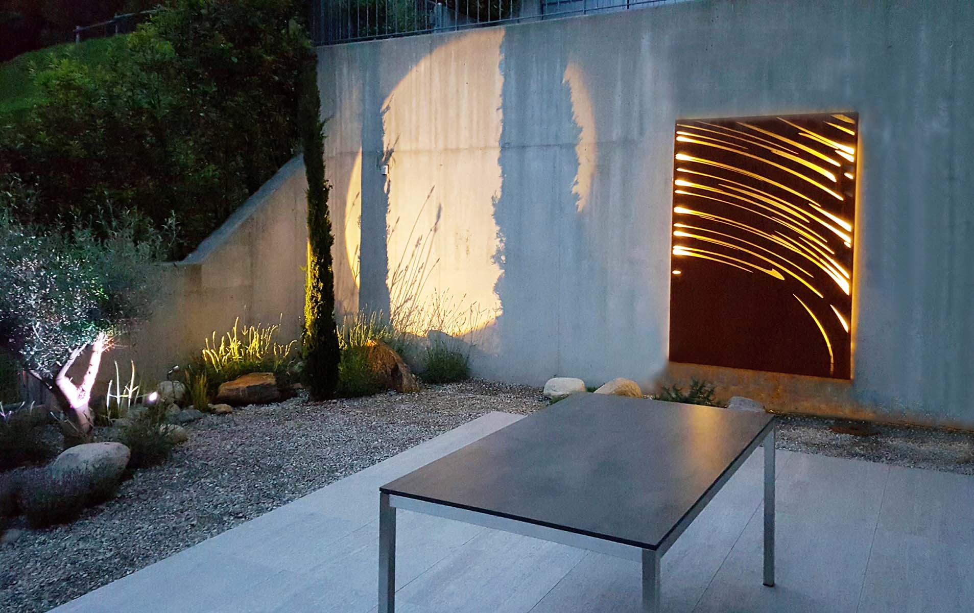 MURO Wandbild aus 2 mm Cortenstahl und Outdoor LED Beleuchtung