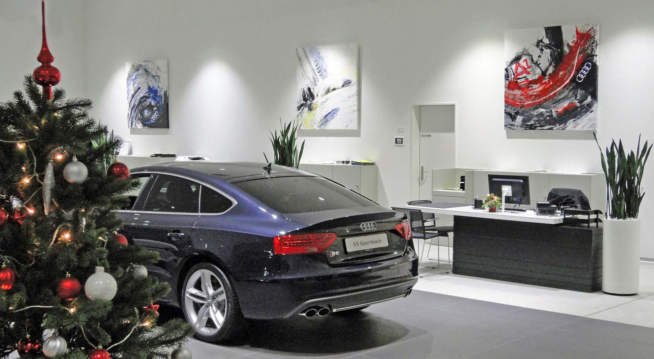 Acrylbilder 140 x 140 cm in Audi Ausstellung