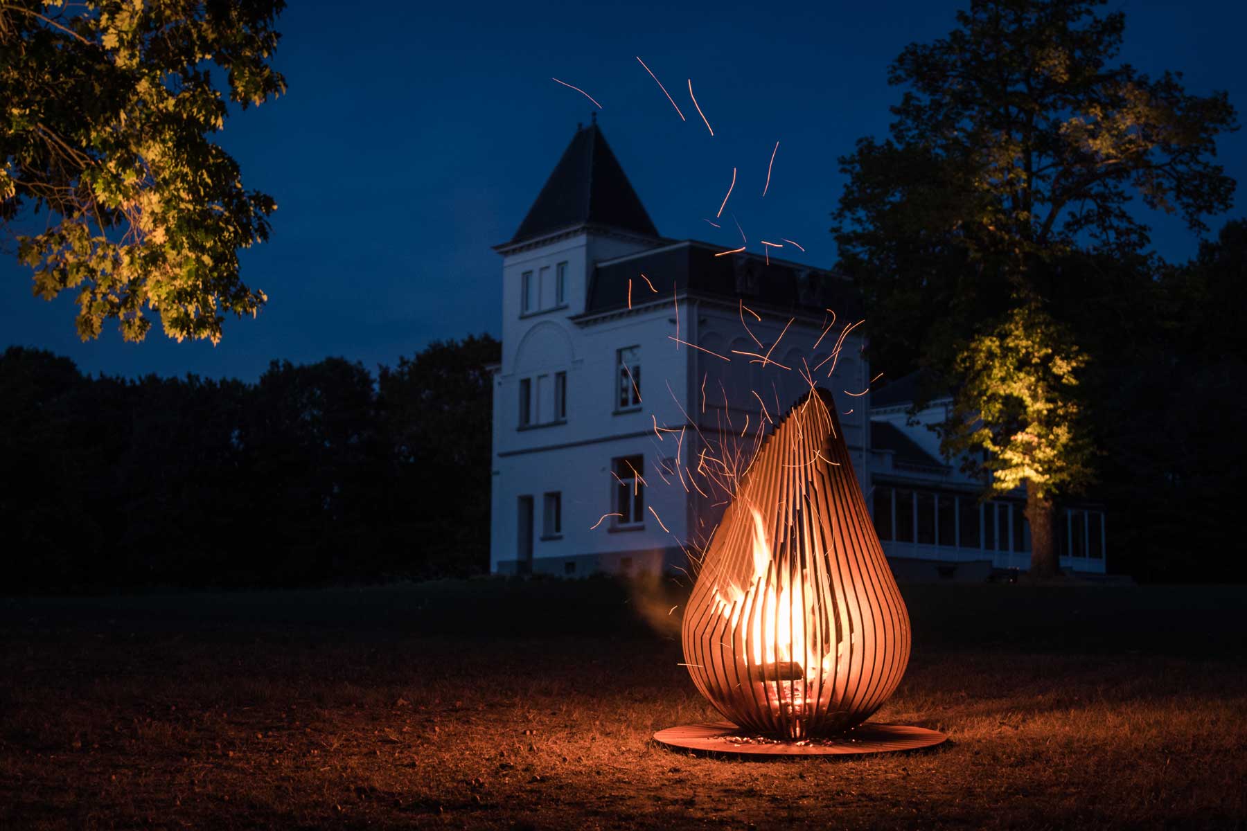 Glowbus Feuerskulptur aus 10 mm Cortenstahl