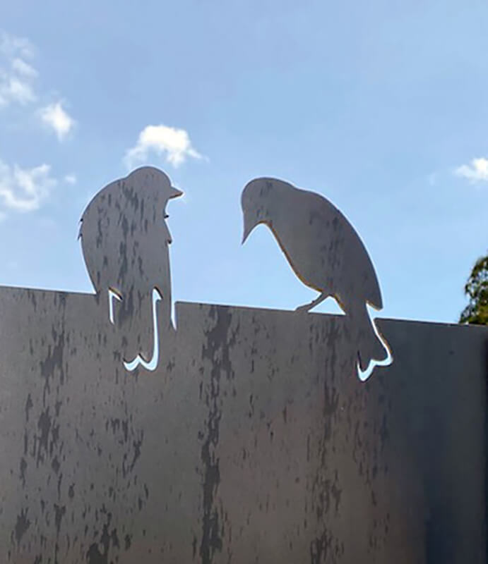 Detail der MURO Sichtschutzwand roh mit Vögel