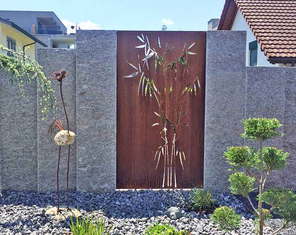 sichtschutzwand-corten-natursteinstelen